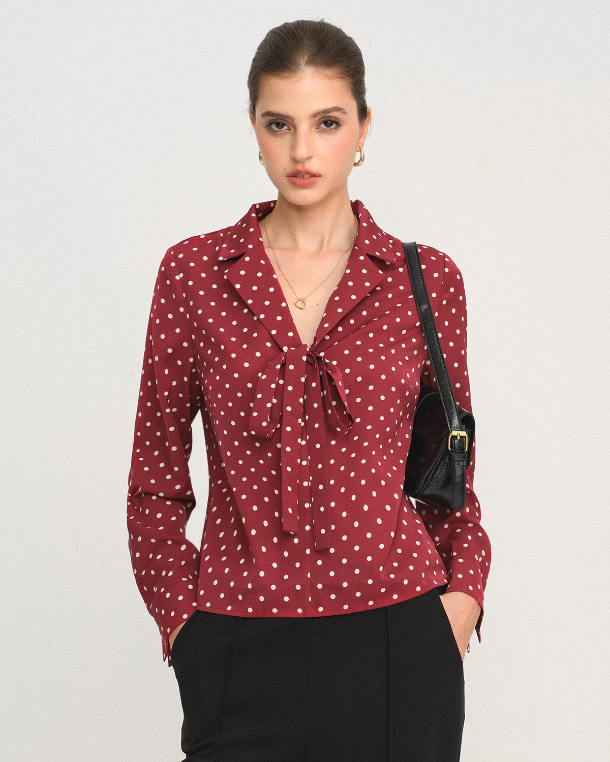 Camisa de Cuello con Lazo de Lunares Rojos Oscuros