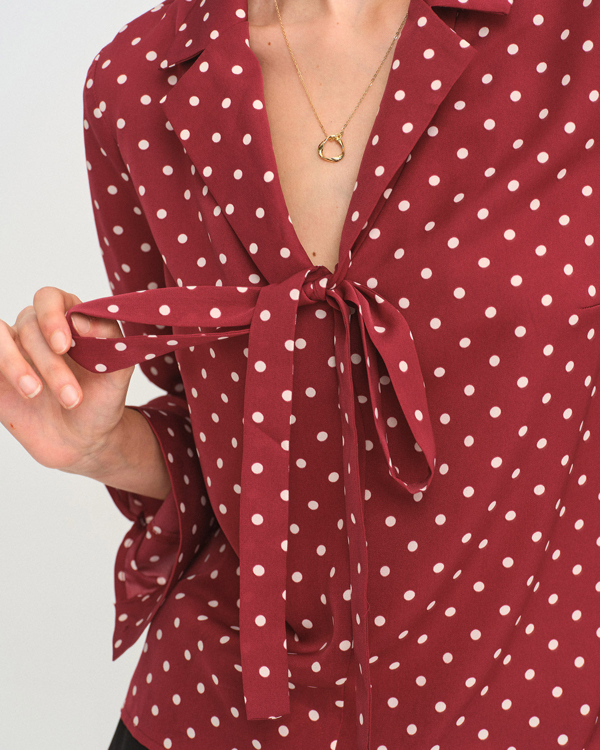 Camisa de Cuello con Lazo de Lunares Rojos Oscuros