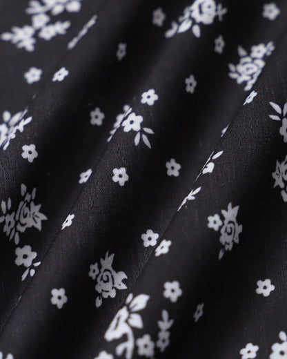 Blusa Negra con Estampado Floral de Cuello Redondo