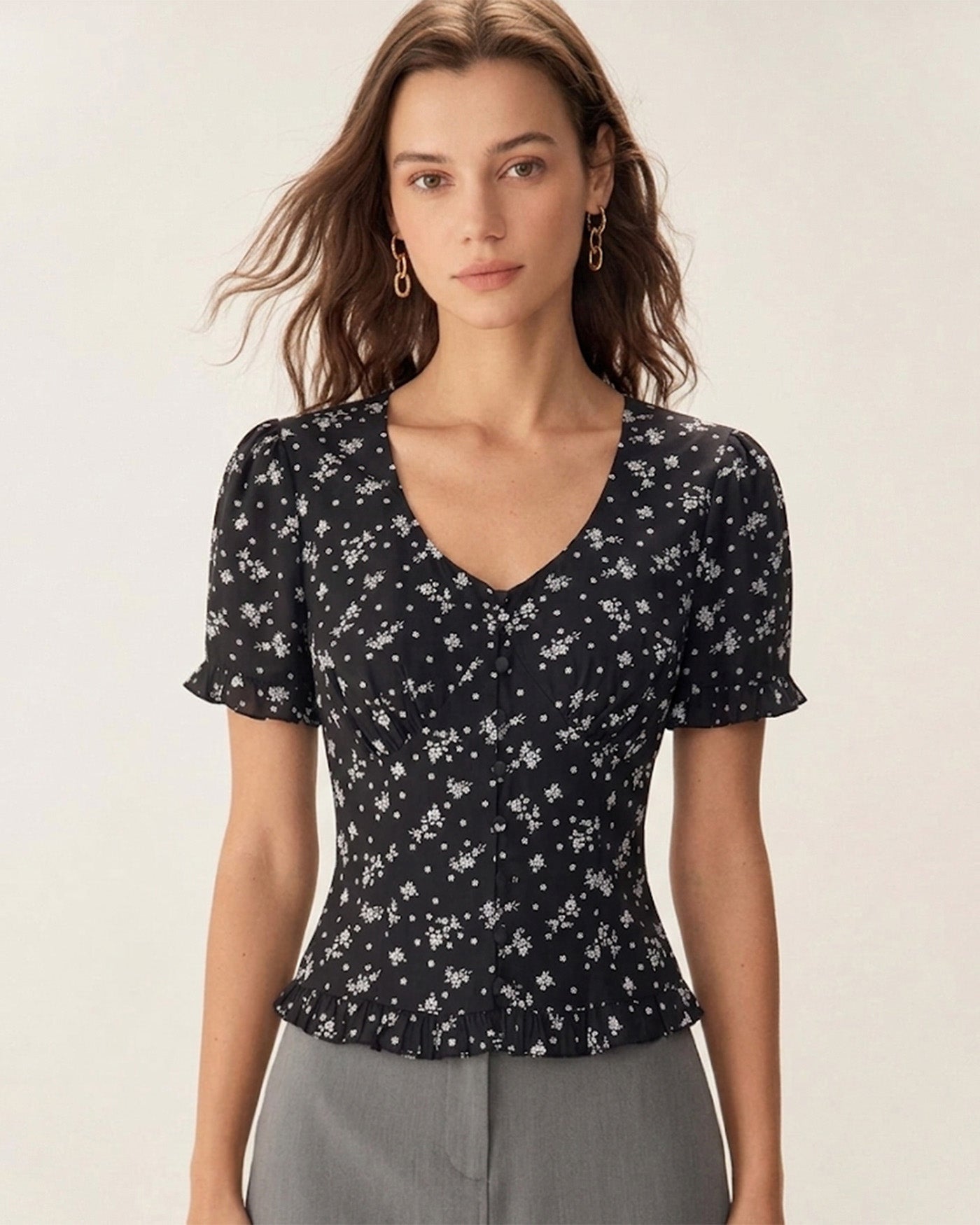 Blusa Negra con Estampado Floral de Cuello Redondo