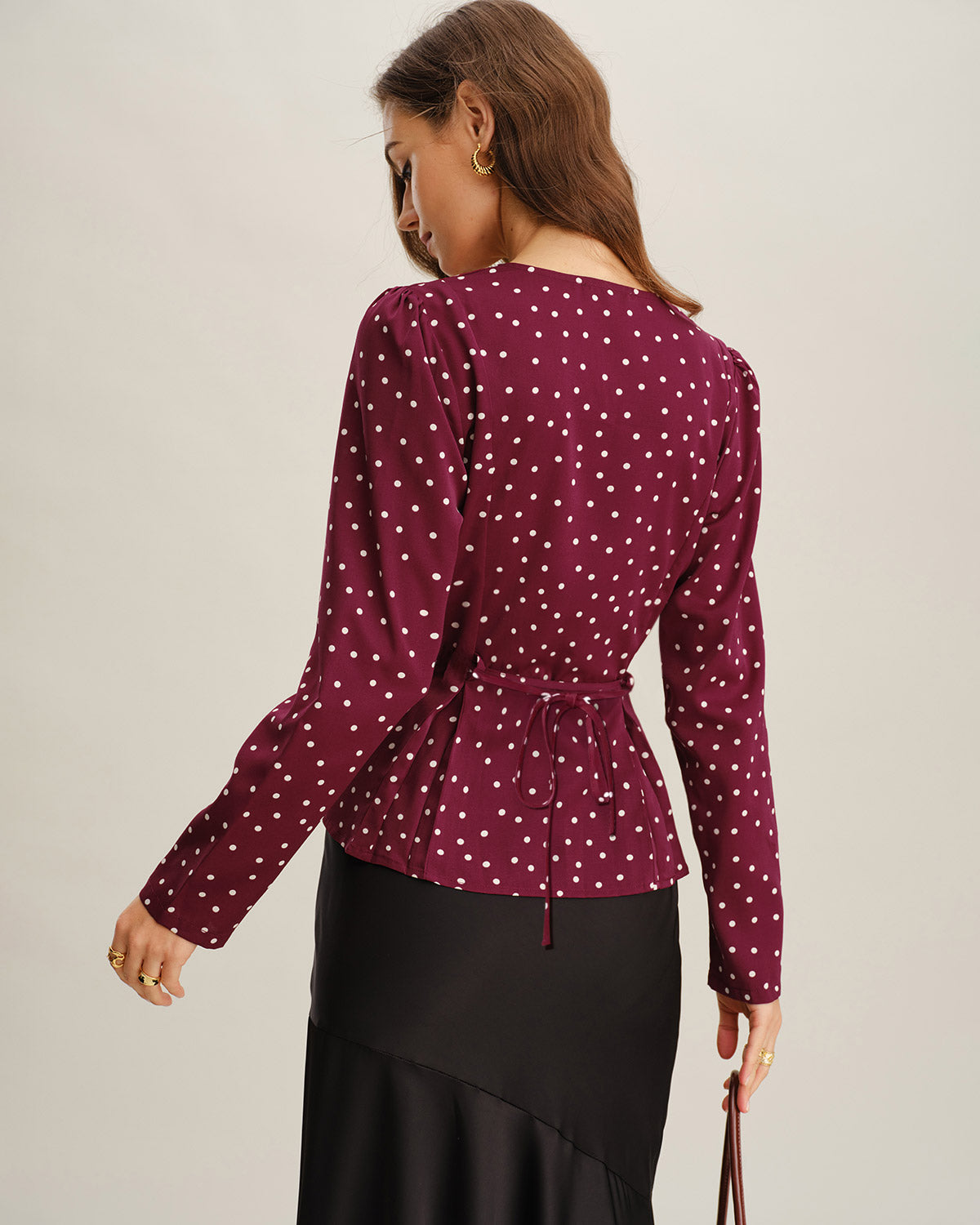 Blusa de Cuello en V con Lunares Rojos Vino