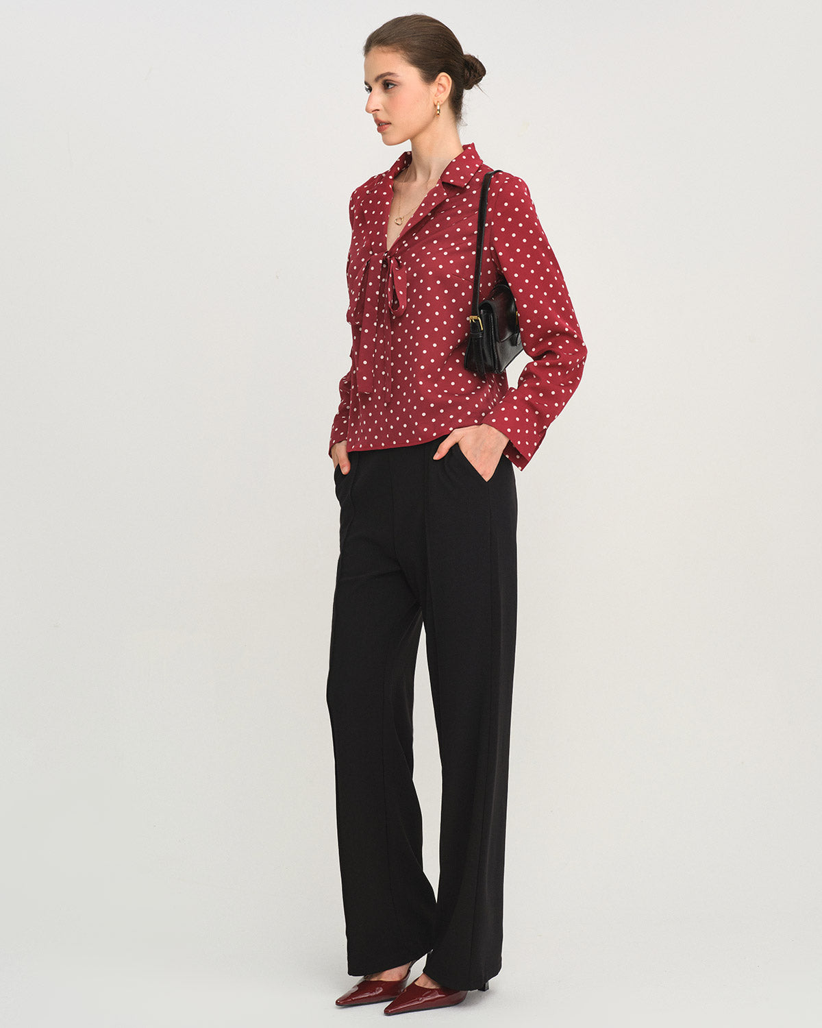 Camisa de Cuello con Lazo de Lunares Rojos Oscuros