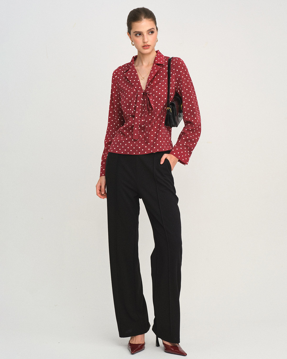 Camisa de Cuello con Lazo de Lunares Rojos Oscuros