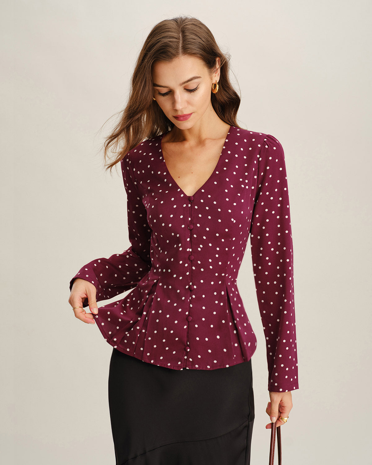 Blusa de Cuello en V con Lunares Rojos Vino