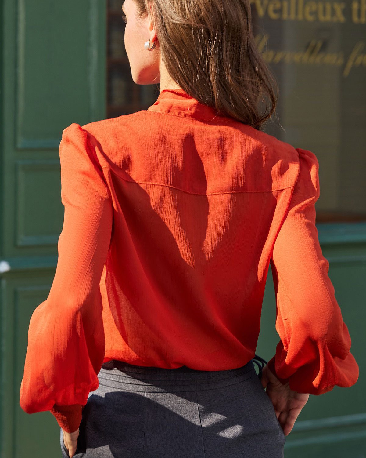 Camisa de Chiffon Rojo Ladrillo con Cuello de Corbata