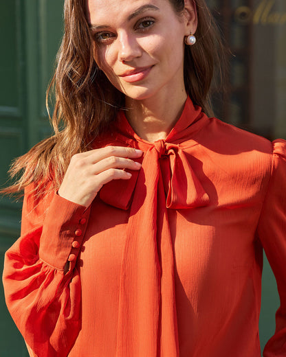 Camisa de Chiffon Rojo Ladrillo con Cuello de Corbata