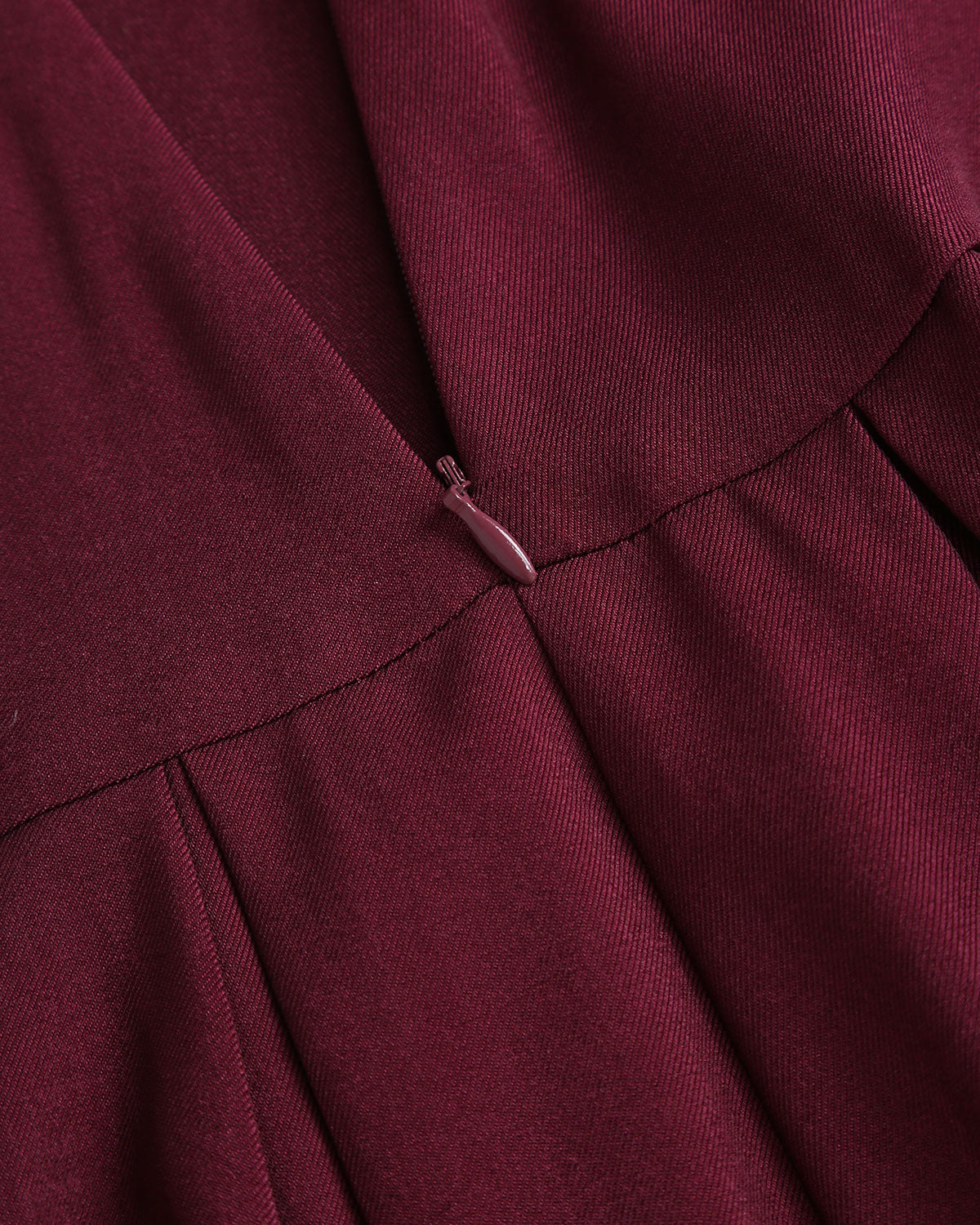 Falda Midi Plisada de Cintura Natural Color Rojo Vino