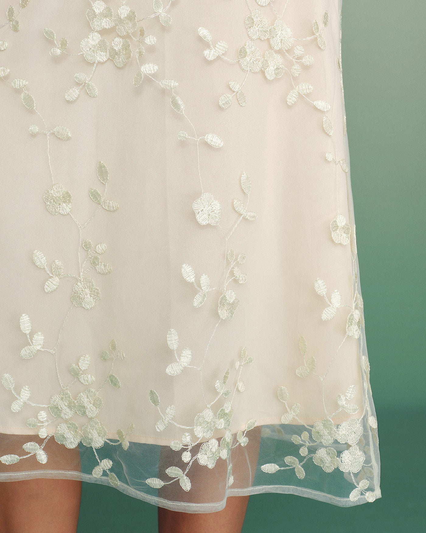 Falda Midi de Malla con Bordado Floral en Albaricoque