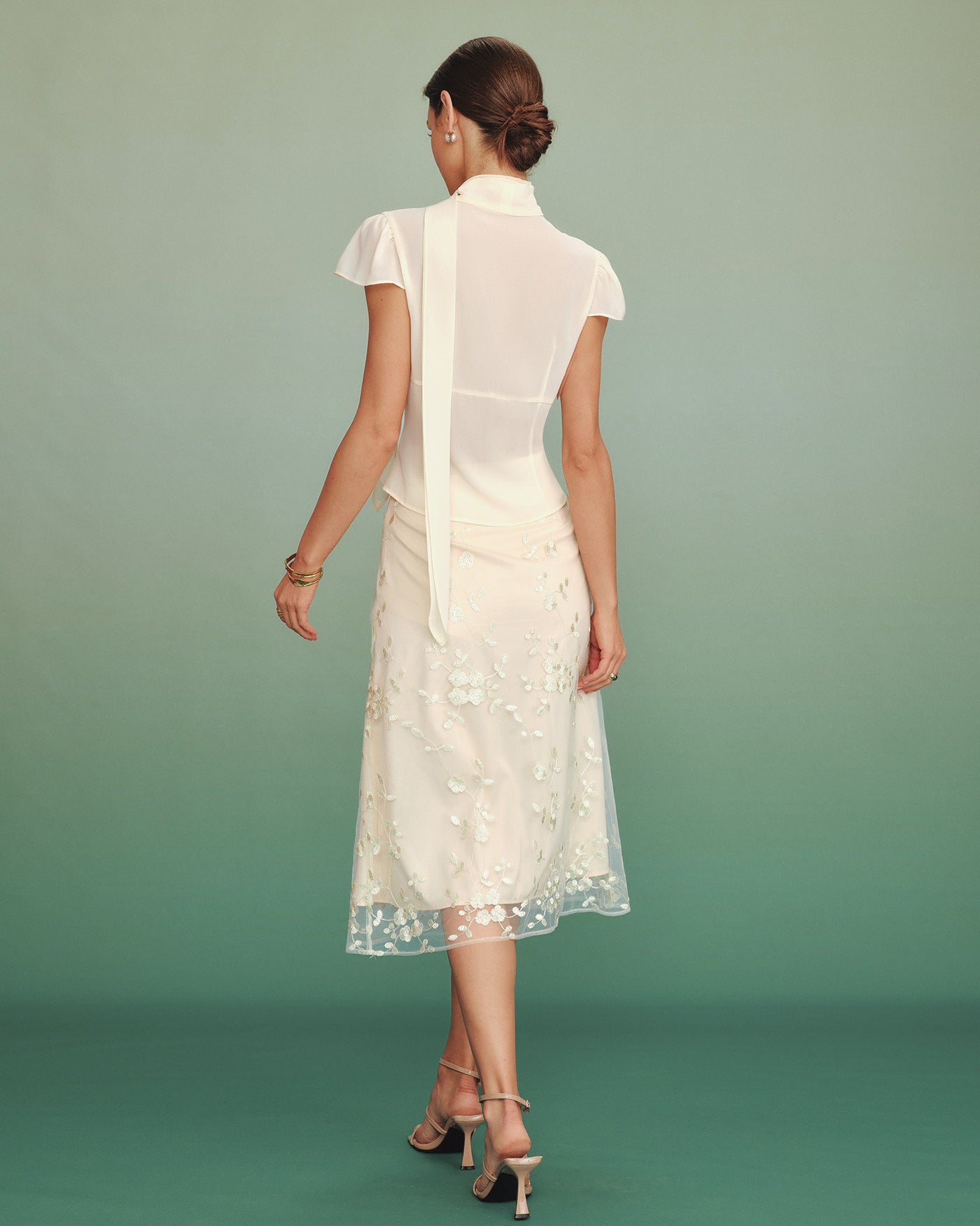 Falda Midi de Malla con Bordado Floral en Albaricoque