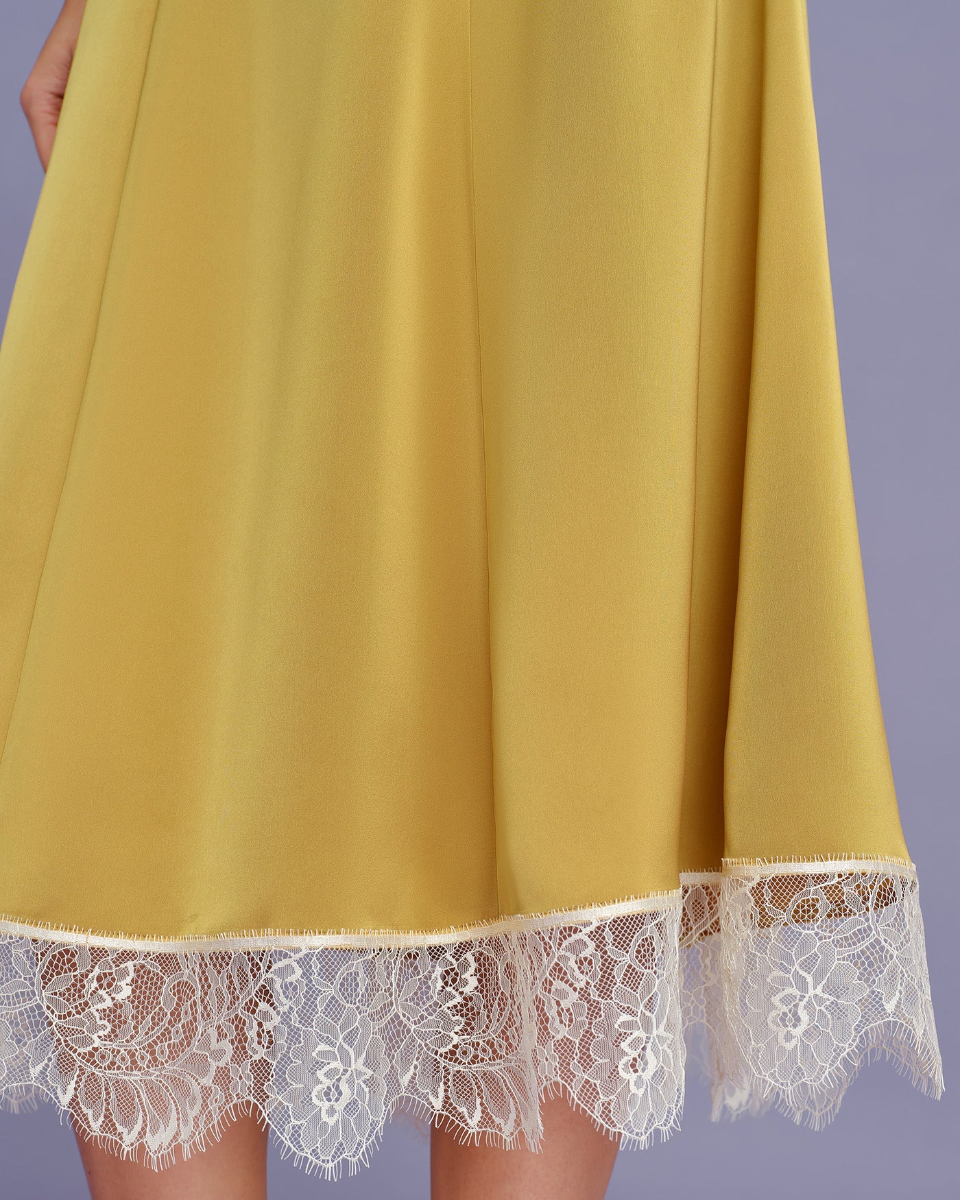 Falda Midi de Satén con Encaje Amarillo