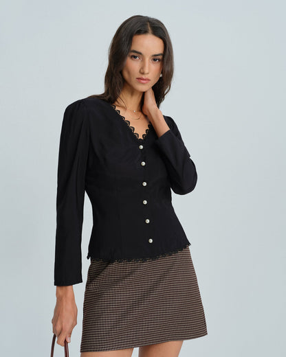 Blusa de Encaje Negra con Cuello en V