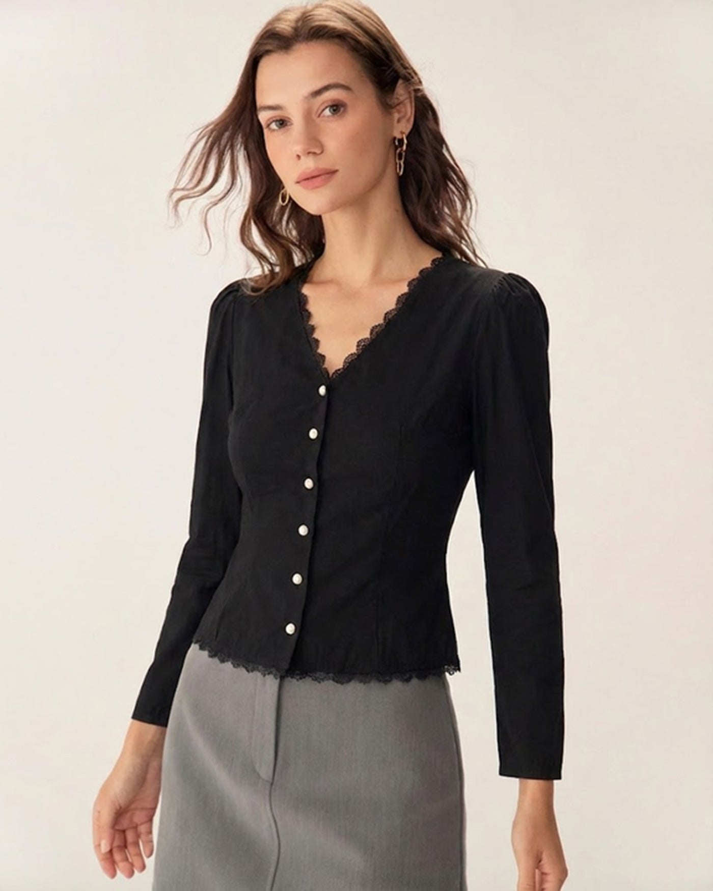 Blusa de Encaje Negra con Cuello en V