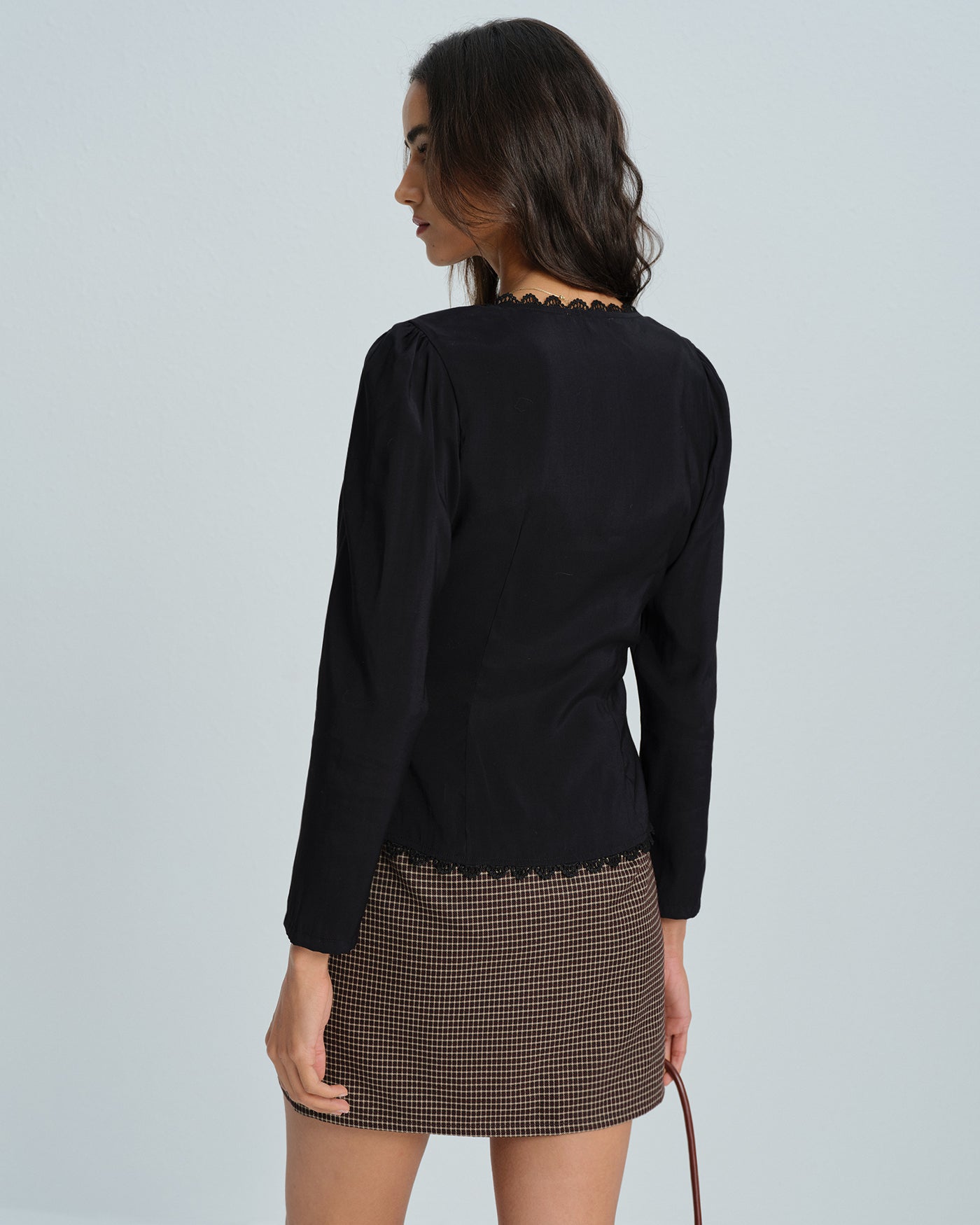Blusa de Encaje Negra con Cuello en V