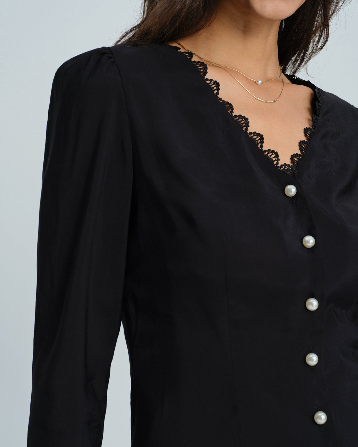 Blusa de Encaje Negra con Cuello en V