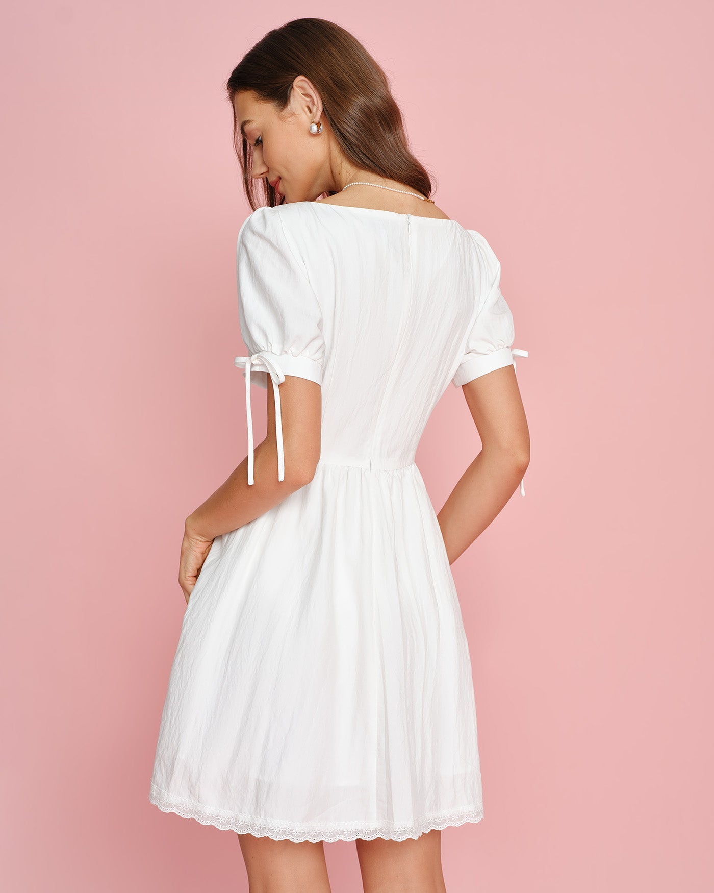 Vestido Mini de Encaje con Cuello Cuadrado Blanco