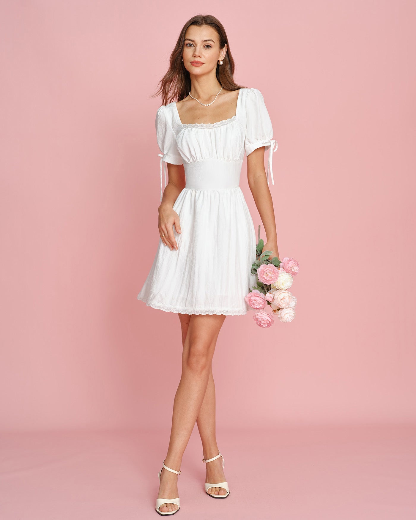 Vestido Mini de Encaje con Cuello Cuadrado Blanco