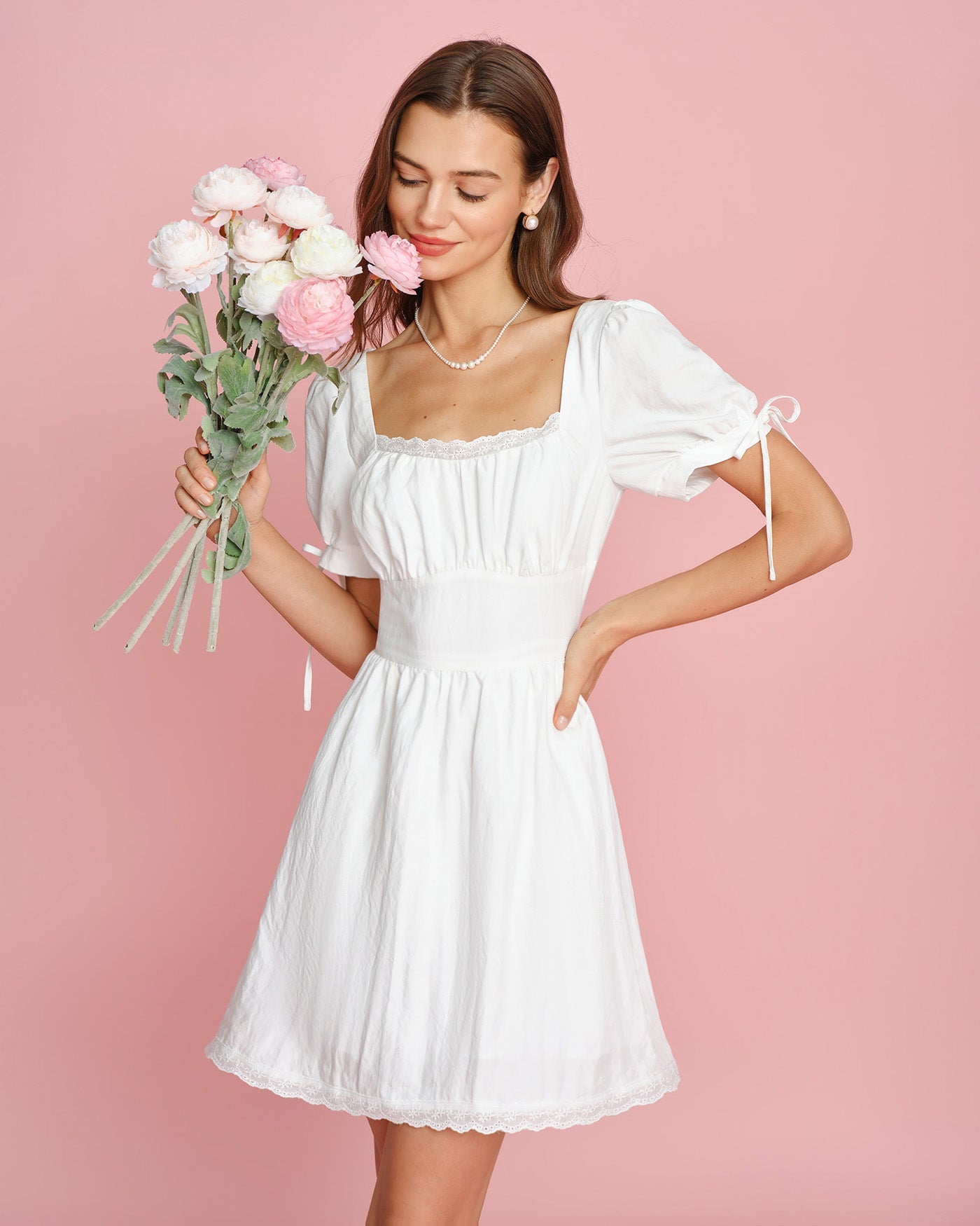 Vestido Mini de Encaje con Cuello Cuadrado Blanco