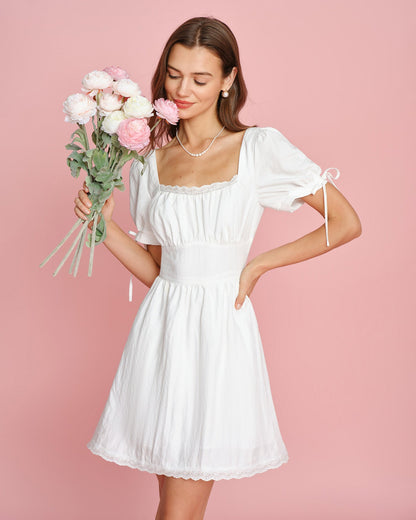 Vestido Mini de Encaje con Cuello Cuadrado Blanco