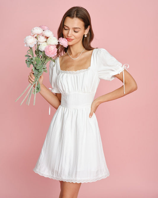 Vestido Mini de Encaje con Cuello Cuadrado Blanco